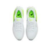 Championes Nike Air Max Systm de diseño deportivo, color blanco con detalles en gris claro, negro y verde neón. Presentan el logo de la marca en negro en el lateral y una unidad de aire visible en el talón con marco verde neón.
