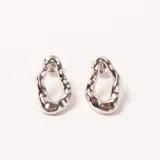 Par de caravanas plateadas con diseño orgánico e irregular, tipo argolla abierta.