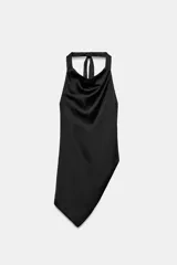 Top satinado negro de cuello halter drapeado con espalda descubierta y bajo asimétrico. Cuenta con cierre en la espalda y cuello con lazada.