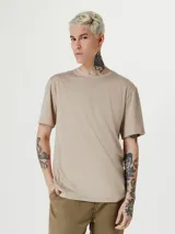 Camiseta básica de manga corta y cuello redondo, color rojo oscuro.