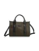 Cartera de mano color verde oliva con textura graneada, detalles en cuero gris oscuro con efecto desgastado, doble asa superior y correa larga ajustable. Presenta dos bolsillos frontales verticales con cierre metálico y placa con logo de la marca.