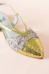 Ballerinas destalonadas con estampado animal print en tonos verde y plateado, con puntera plateada con glitter y tiras finas cruzadas.