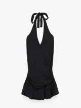 Vestido mini negro de poliamida, con escote halter profundo, detalles fruncidos en los laterales y falda corta con volados en el ruedo.