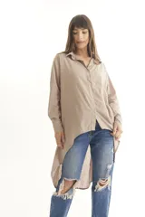 Camisa color beige de manga larga con cuello clásico, cierre frontal con botones y bajo irregular.