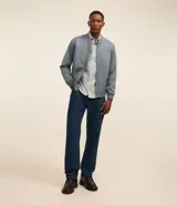 Chaqueta bomber azul marino lisa, con cierre frontal, cuello redondo y bolsillos laterales.