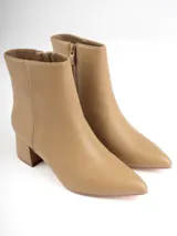 Botines negros de cuero sintético con punta fina, cierre lateral y taco cuadrado.