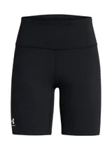 Short deportivo Under Armour de tiro alto, confeccionado en tejido de mezcla de algodón, poliéster y elastano. Presenta un diseño ajustado con logo de la marca estampado en la pierna derecha.