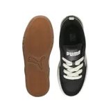 Championes Puma modelo Park Lifestyle, de diseño urbano con base negra, detalles en blanco y suela de goma color caramelo.