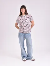 Remera blanca con estampado abstracto en color marrón.