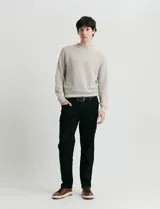 Sweater de punto inglés con escote redondo y mangas largas. Presenta cuello y puños terminados en punto canalé.