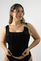 Corset negro de lycra y puntilla con encaje, diseño estructurado con ballenas y escote cuadrado.