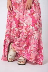 Vestido largo de lino con estampado floral en tonos rosados.