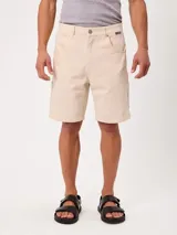 Bermuda color crudo de corte clásico, con bolsillos laterales y traseros, ideal para un look casual de verano.