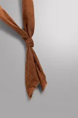 Bandana cuadrada de tejido ligero de algodón, con bordes desflecados y diseño minimalista.