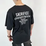 Remera negra oversize de algodón con estampado blanco en el frente con la frase "Sacrifice Everything".