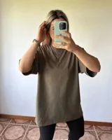 Remerón de algodón color verde oliva, de corte oversize y manga corta, con cuello redondo.