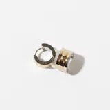 Par de aros tipo argolla de acero plateado con tres bandas horizontales, dos plateadas y una dorada.