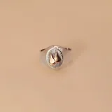 Anillo tipo sello de plata 925 con detalle central en oro 9k que representa dos gotas de sangre sobre una base texturizada.
