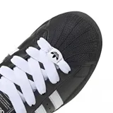 Championes Adidas Superstar II T, color negro con las tres tiras laterales en blanco y puntera de goma.