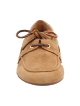 Mocasín de mujer estilo náutico marca RKF, modelo Roberta, confeccionado en 100% cuero gamuzado color marrón claro. Presenta cordones decorativos laterales con ojalillos metálicos dorados y cordón superior para atar.