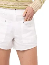 Short blanco de lino org%c3%a1nico, de talle alto y calce holgado, con bolsillos laterales y detalles de tachas met%c3%a1licas.