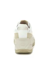 Sneaker Cat modelo Watchful, de diseño moderno en combinación de colores blanco y beige. Presenta capellada de cuero con detalles de costuras, cierre mediante cordones y suela de goma robusta con relieve.