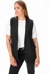 Chaleco negro sin mangas con solapas y cierre con un botón.