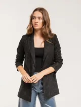 Blazer negro con bordado floral, de corte recto y largo a la cadera.