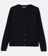 Cárdigan negro de punto con botonadura delantera, cuello redondo y puños ajustados.