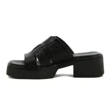 Sandalia color beige con plataforma y taco cuadrado. Presenta tres tiras anchas en la capellada, con detalle de textura tejida en la tira central.