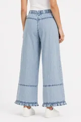 Pantalón ancho de lyocell color celeste, con cintura elástica fruncida, bolsillos laterales y terminación con volados en el ruedo.
