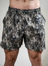Short deportivo con estampado camuflado en tonos verde, marrón y blanco. Confeccionado en tela suave y ligera con abertura en los costados para mayor comodidad.