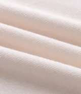 Remera de manga corta y cuello redondo, confeccionada en una mezcla de algodón y poliéster. Presenta un pequeño bordado en el pecho con la letra M.