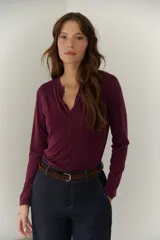 Remera manga larga color borgoña con cuello en V y costuras decorativas verticales.