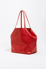 Bolso shopper grande Bimba Y Lola de piel vacuna roja con grabado efecto cocodrilo, doble asa de hombro y logo metálico frontal.