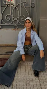 Pantalón de jean tiro bajo con corte baggy, diseño de costuras verticales frontales y botamangas anchas.