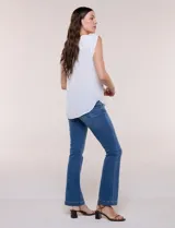 Blusa de gasa blanca con estampa de lunares negros, escote en V con botones frontales y mangas cortas casquillo con abertura.