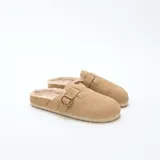 Zuecos de gamuza color marrón con interior de piel sintética, cuentan con una tira ajustable con hebilla metálica en el empeine y suela de goma.