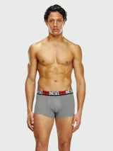 Boxer de algodón gris con cintura elástica ancha que presenta el logo de la marca en letras blancas y detalles en rojo.
