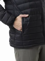 Campera puffer negra con diseño acolchado horizontal, cuello alto y cierre frontal completo. Cuenta con bolsillos laterales con cierre y el logo de la marca estampado en el pecho.