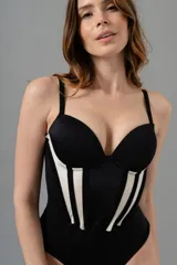 Body negro con copa y aro, ballenas en la parte delantera, breteles elásticos regulables y broche en la entrepierna. Combinado en crudo y negro, confeccionado en LYCRA®.