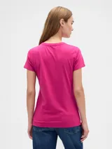 Remera azul con logo GAP estampado en el frente. De corte clásico y mangas cortas.