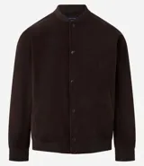 Campera bomber azul marino de pana con cuello redondo, cierre con botones a presión, bolsillos laterales y puños y cintura elastizados.