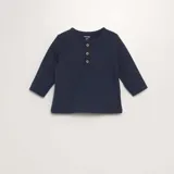 Camiseta de manga larga azul marino para bebé con cuello redondo y tapeta con tres botones de madera.