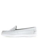 Mocasines de cuero blanco con diseño clásico, costuras reforzadas en el empeine y suela plana de goma al tono.