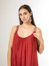 Vestido midi de seda italiana color rojo, de corte holgado y fluido, con escote redondo fruncido y breteles con apliques de paillettes.