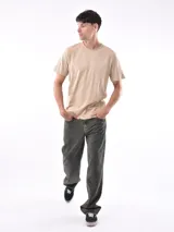 Remera de corte regular, color beige, con cuello redondo y mangas cortas.