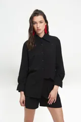 Short de tiro alto confeccionado en tela tussor de algodón, con tablones delanteros que aportan volumen y movimiento. Presenta un diseño minimalista con cierre oculto y un pequeño detalle bordado en el ruedo.