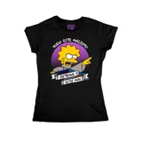 Remera negra de corte entallado con estampa frontal de Lisa Simpson señalando y la frase 'Todo este maldito sistema está mal'.