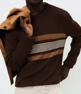 Suéter de punto Marfinno con cuello redondo y mangas largas. Presenta un diseño de rayas horizontales en tonos marrones y beige sobre una base de color marrón oscuro.